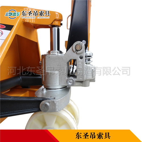 防爆手動(dòng)叉車產(chǎn)品核心部件液壓缸作業(yè)整機(jī)細(xì)節(jié)展示圖--河北東圣吊索具制造有限公司--小型攪拌機(jī)|石材夾具|液壓堆高車|手動(dòng)叉車