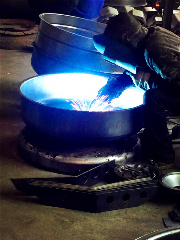 小型砂漿攪拌機(jī)廠家普及產(chǎn)品優(yōu)勢--手動小型水泥攪拌機(jī)攪拌滾筒焊接車間展示--河北東圣吊索具制造有限公司--小型攪拌機(jī)|石材夾具|液壓堆高車|手動叉車