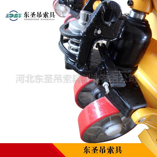 手動(dòng)液壓叉車使用--河北東圣吊索具制造有限公司--小型攪拌機(jī)|手動(dòng)叉車|液壓堆高車|手動(dòng)叉車