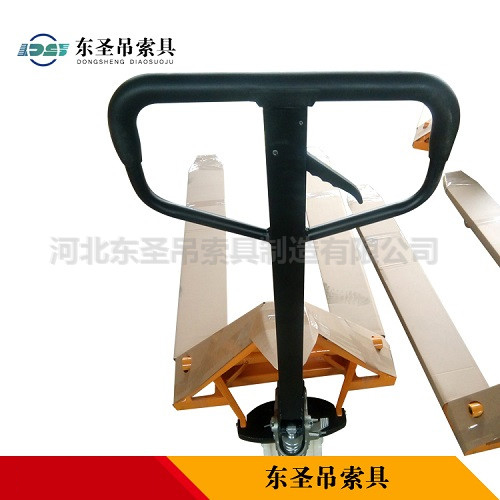 手動(dòng)液壓叉車使用--河北東圣吊索具制造有限公司--小型攪拌機(jī)|手動(dòng)叉車|液壓堆高車|手動(dòng)叉車